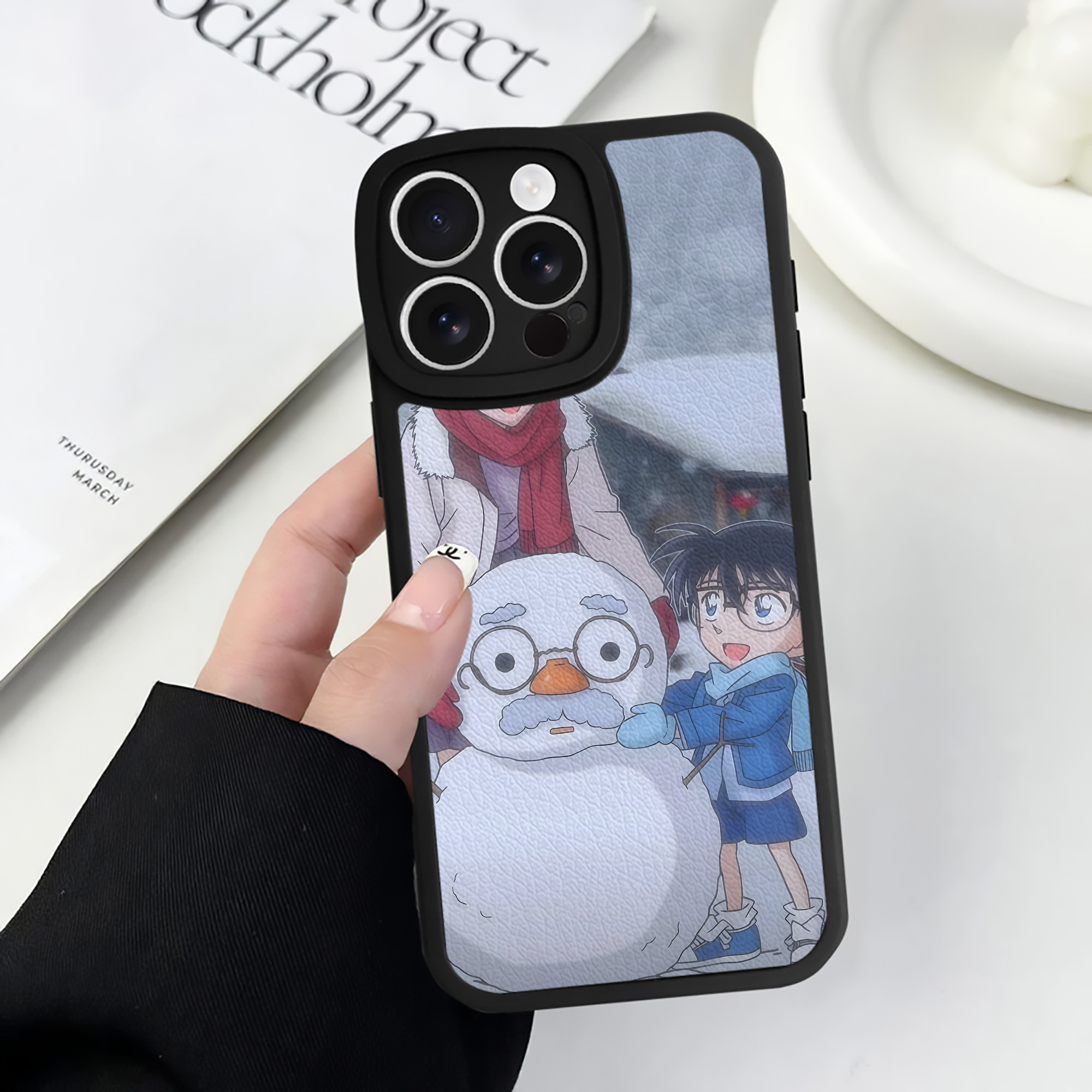 （画像用） 名探偵コナン Detective Conan 【iPhone 16シリーズ対応】シリコンスマホケース（レザー調） 材質：シリコン